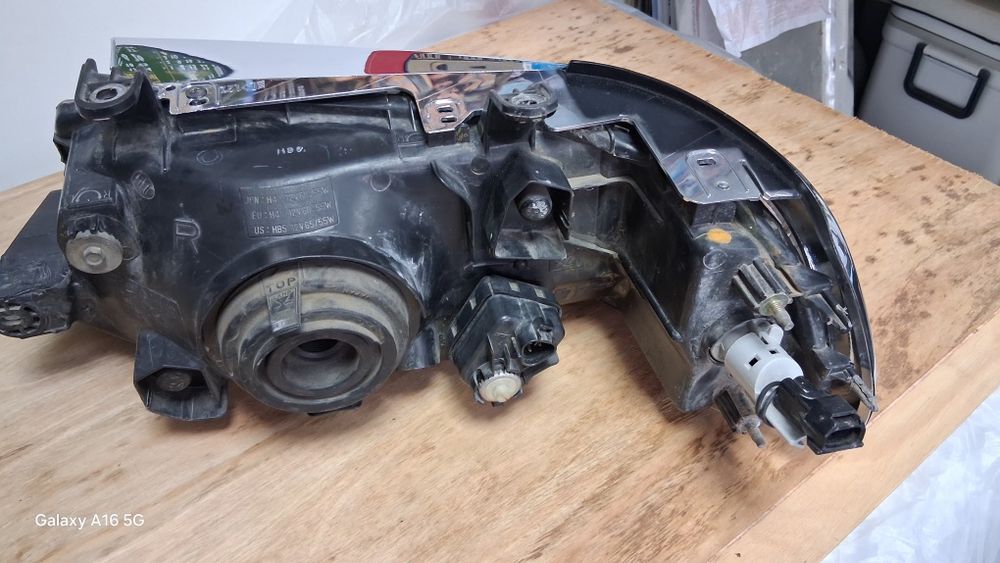 Фар Mitsubishi Pajero sport