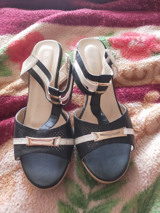 Женские босоножки