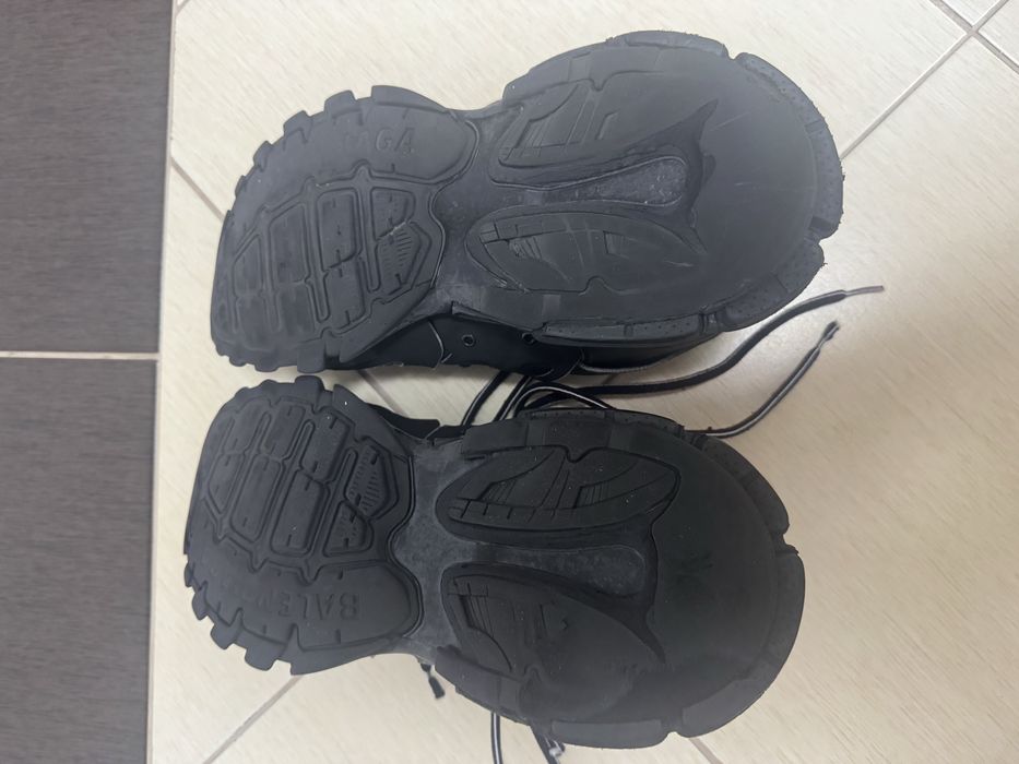 Balenciagaa track