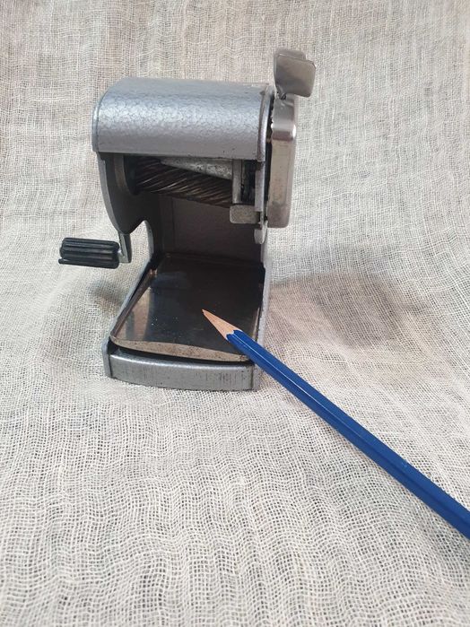 Метална острилка за моливи.