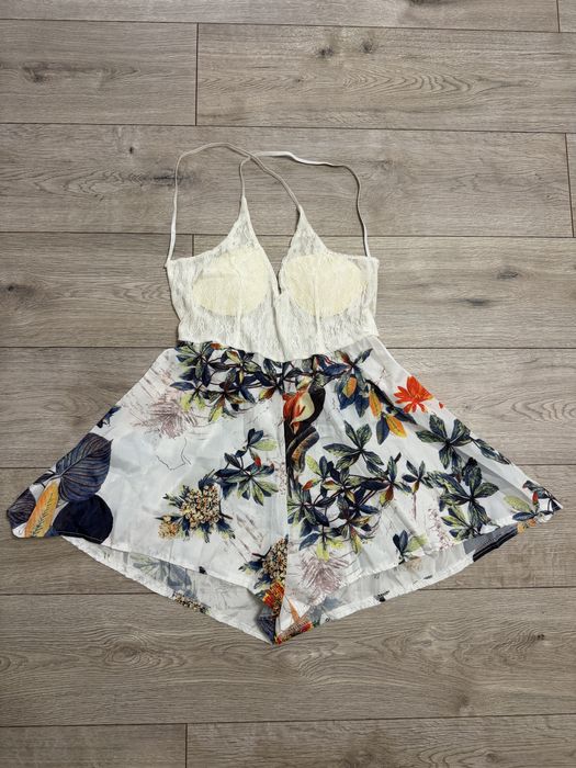 Salopetă de vară cu dantelă alb top și pantaloni scurți