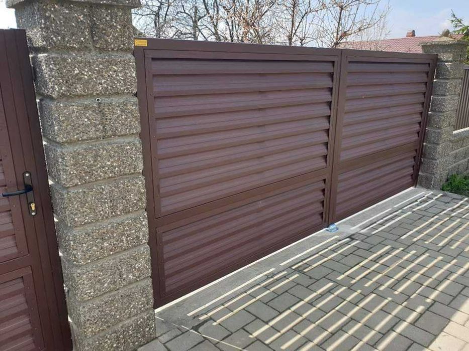 Garduri din panouri stil jaluzele, sipca metalica, tabla, plasa si BCA