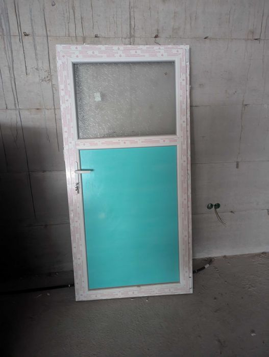 Usa exterior din PVC cu geam termopan 1/3