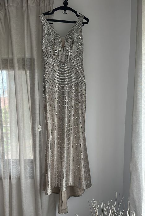 Rochie elegantă cu pietricele, mărimea M.