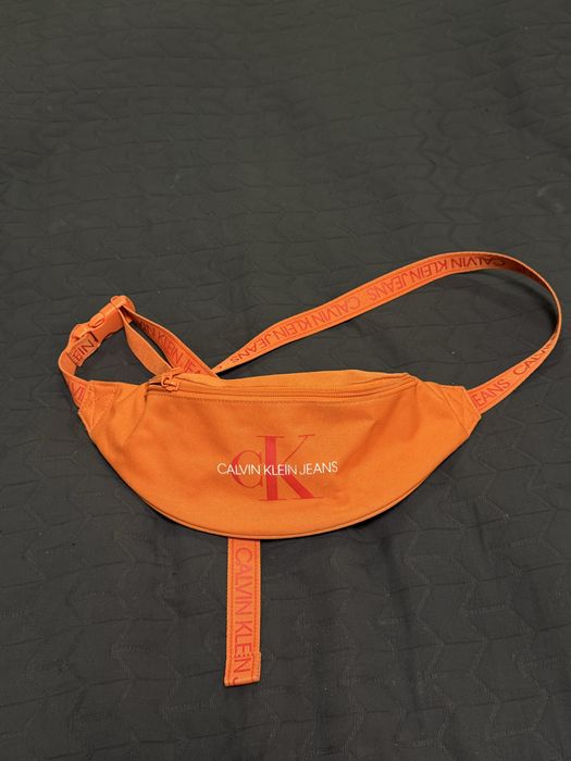 Чантичка/ Диагоналка Calvin Klein Jeans - оранжева