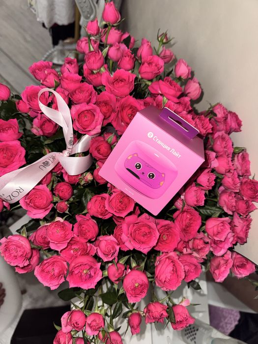 Кустовые розы в корзине