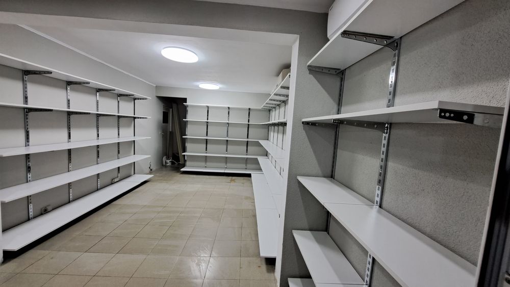 Бели стелажи за магазин