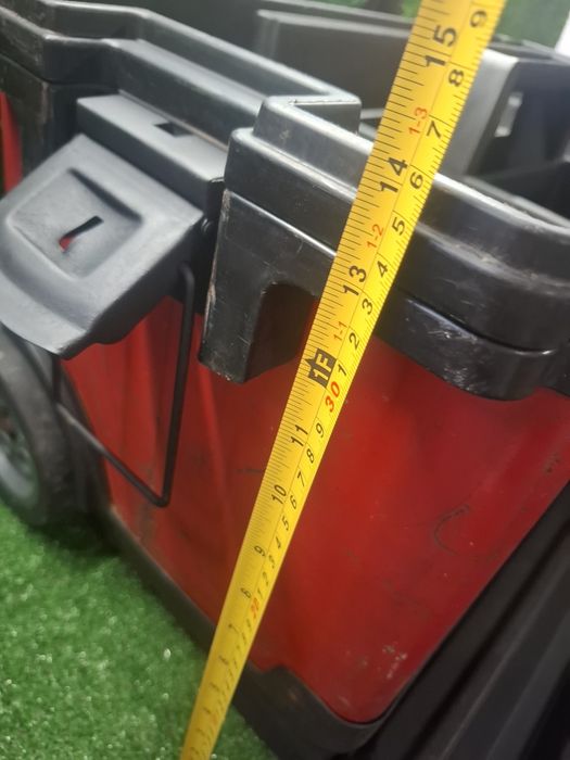 Голям куфар на Hilti с допълнителен етаж и дръжка с колела