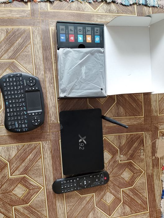 Vând 2 tv box android mini pc smart Tanix max+X92+tastatură cu touchpad