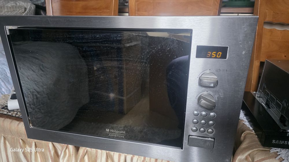 Продам встраиваемую микроволновую печь с грилем  Hotpoiint Ariston .