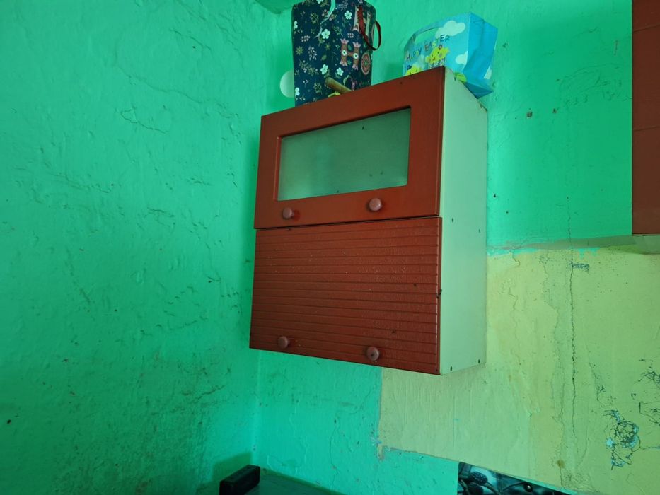 Vând urgent mobila de bucătărie și mini frigider!
