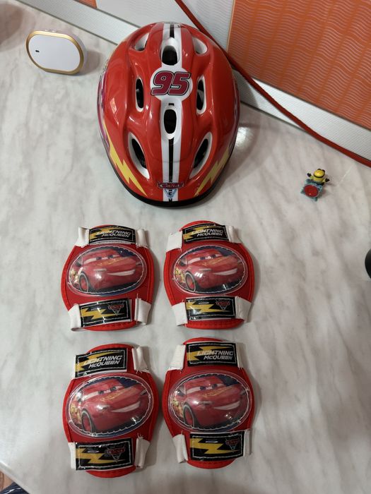 Casca protectie Noi Cars Mcqueen si genunchiere si cotiere