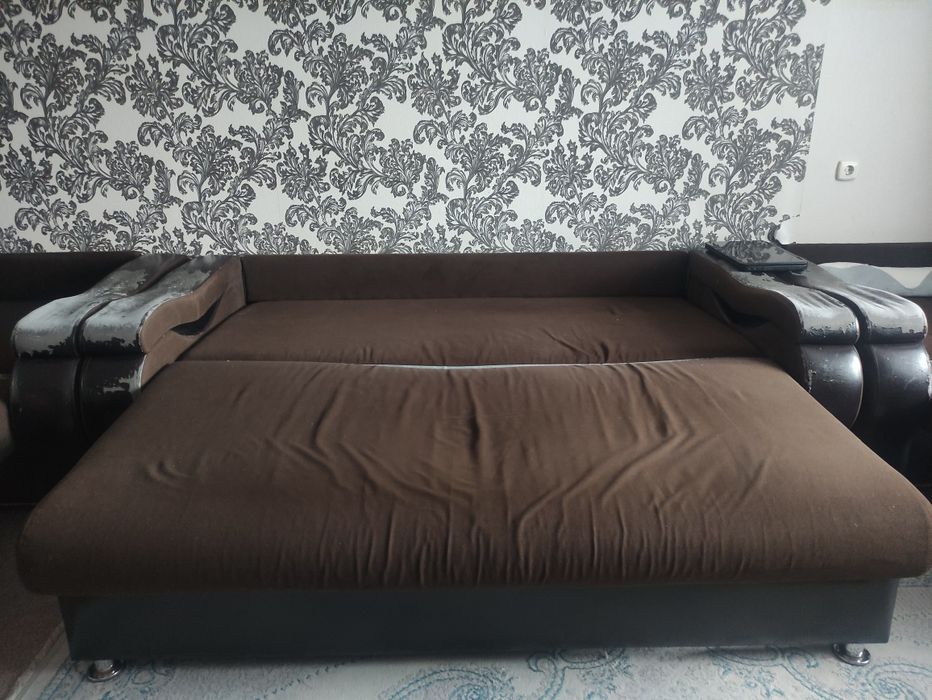 Продам старый диван с двумя креслами