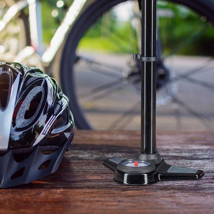 Помпа за гуми, топки, матраци, лодки с манометър