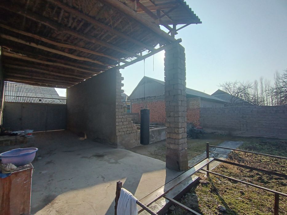Srochna hovli uy sotiladi uzumbogda 6 sotix