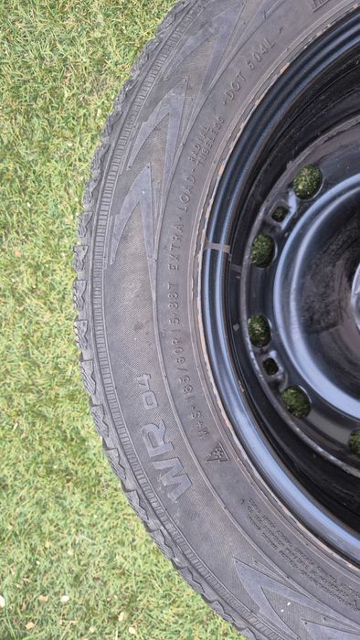 Vând set roți complete iarnă 15” – jante oțel + anvelope Nokian WR D4 + capace Skoda