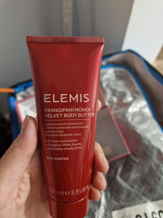 Vând set Elemis.