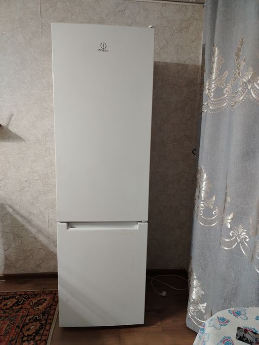 Холодильник Indesit