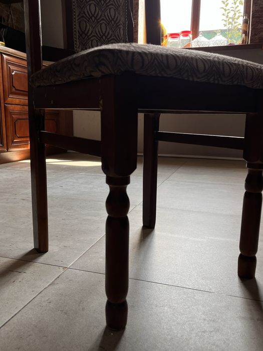 Деревянные стулья