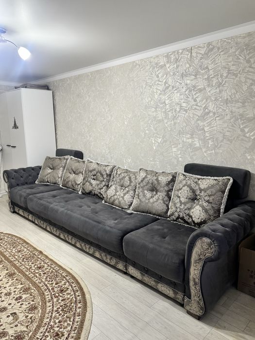 Диван большой , красивый