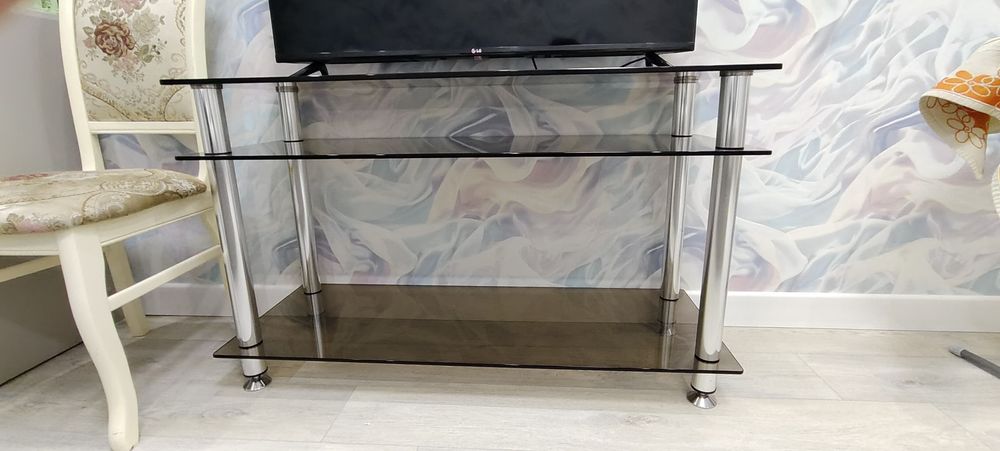 Продам столик под ТВ