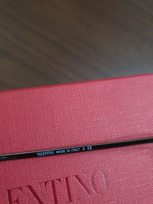 Vand ochelari de soare Valentino