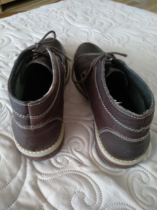 Pantofi din piele noi