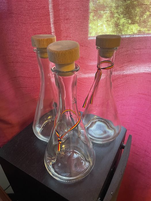 sticla goala  500 ml pt tuica ,visinata cu dop de pluta