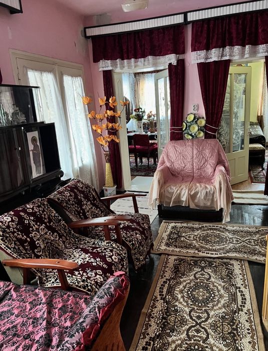 Vând casă cu 5 camere,baie,bucatarie,mobilata complet sau partial.