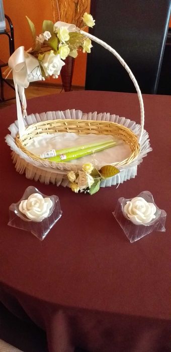 Много красива кошница за повод+ свещи 4 броя-40лв.