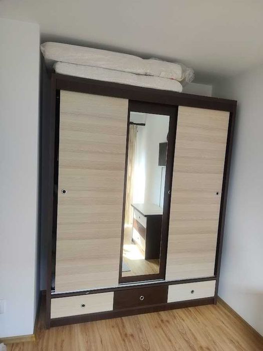 Dormitor cu dressing, pat si comoda