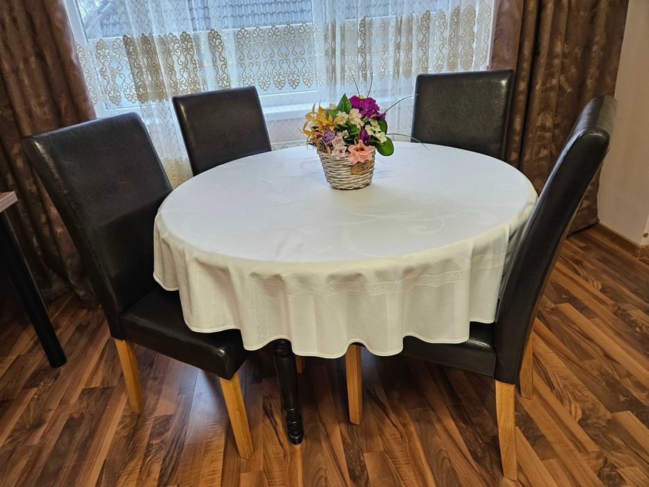 Masă extensibilă din lemn masiv + 4 scaune tapițate – stare bună