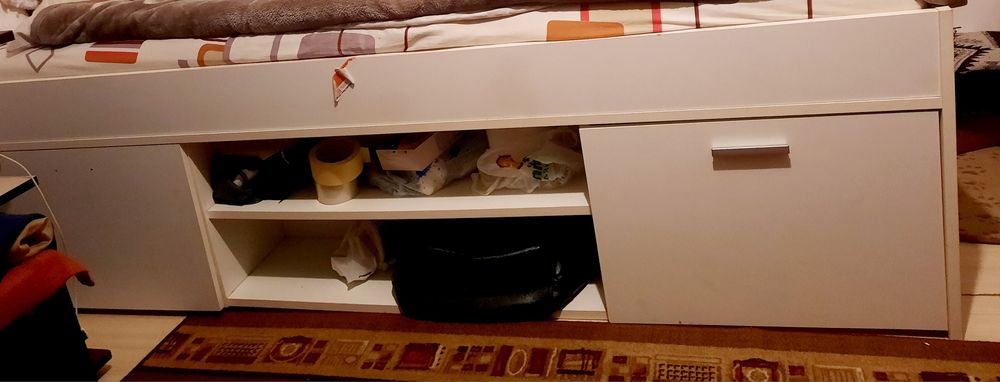 Vând pat 90/200, cu somiera. Saltea spuma memorie se vinde separat