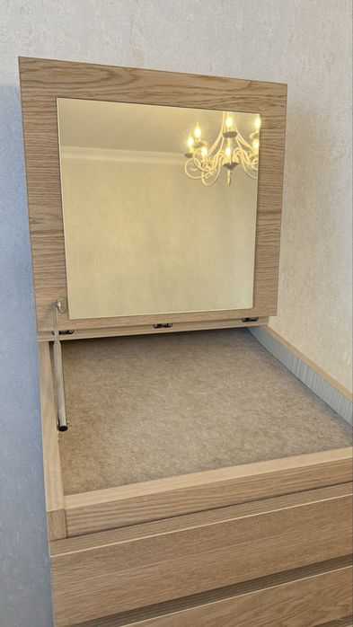 Комод  с зеркалом и полками