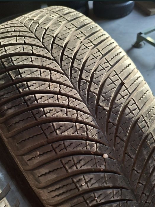 2 Anvelopele All season 215 40 r18 Goodyear