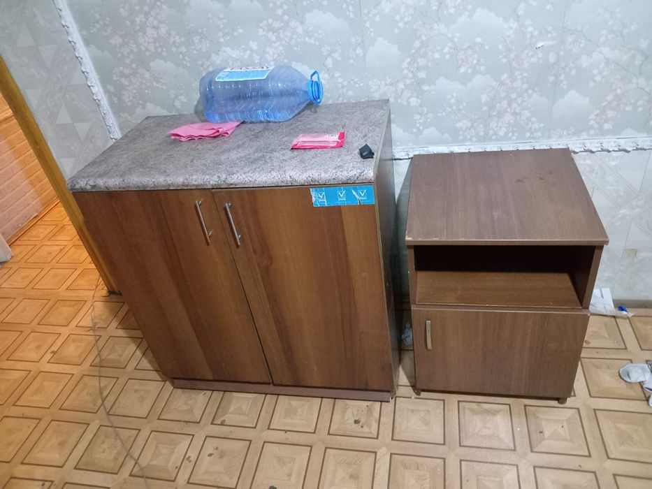 Шкафы, диван, столы, ковры