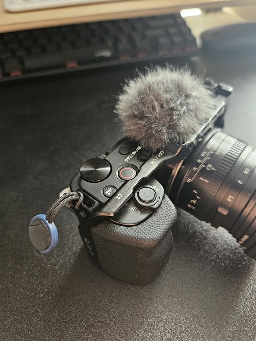 Sony ZV-E10 + 7Artisans 35mm f/1.4 + SmallRig Kit + 512GB SD