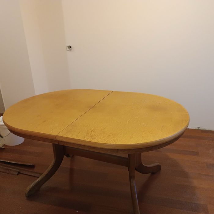 Масивна трапезна дървена маса с четири стола