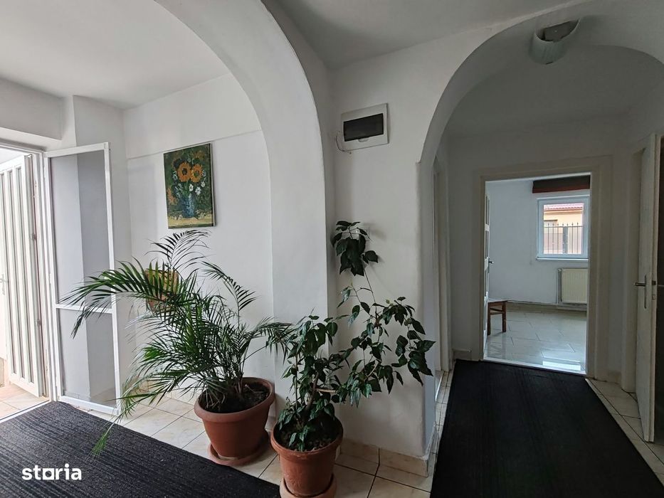 Casă 8 camere, curte generoasă