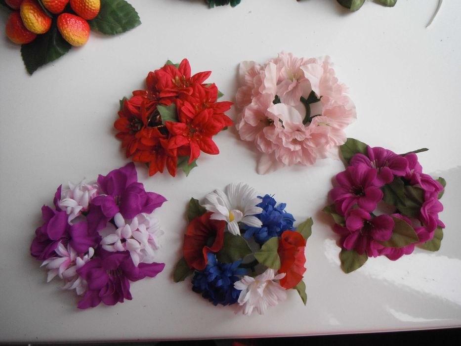 Красиви свещи и венчета за тях