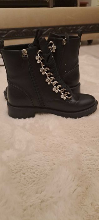 Bocanci Guess pret 400 ron noi nepurtati marimea 36 .