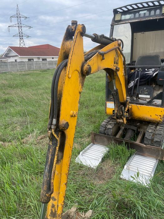 De vânzare camioneta și miniexcavator