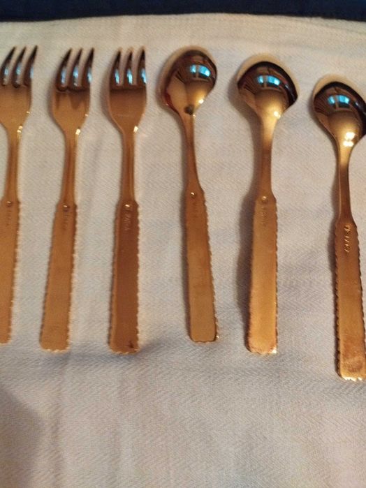 Позлатени чаени лъжички и десертни вилички