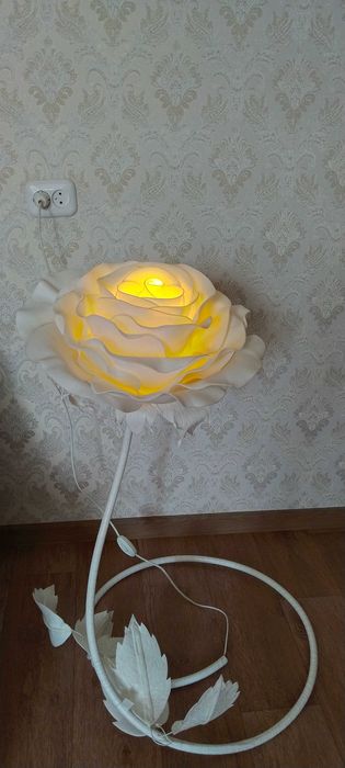 Продаю торшер ЛИЛИЯ