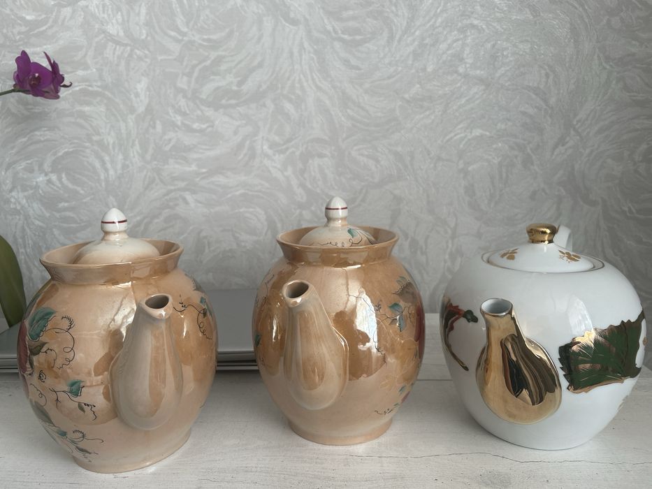 Три чайника из фарфора. Одна стоит 5500.