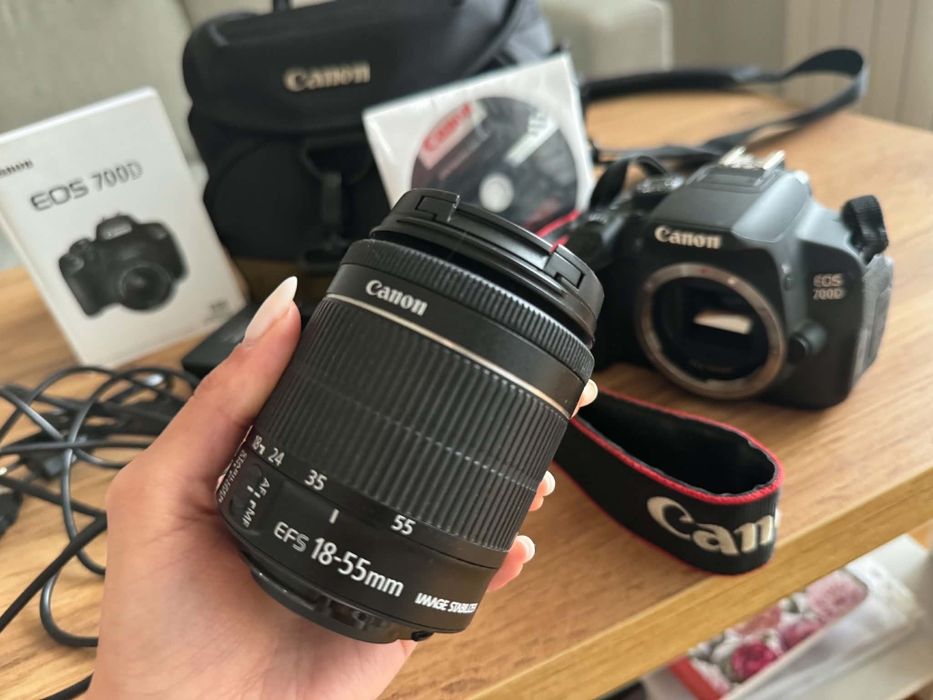 DSLR фотоапарат Canon EOS 700 D с обектив