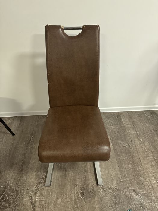 Кресло коричневая кожаная.