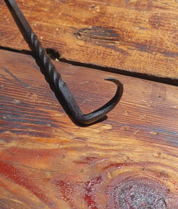 Carlig pentru intors carnea pe gratar