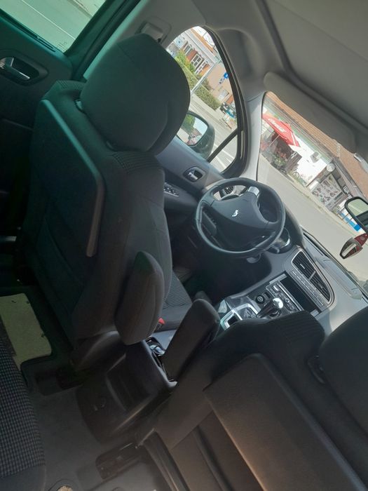 Vând Peugeot 5008