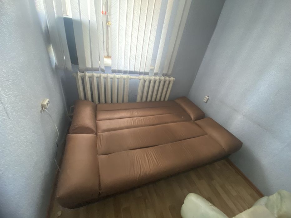 Диван коричневый